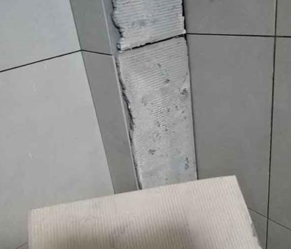 宁都瓷砖空鼓维修公司分享下厨房瓷砖脱落的补救措施。